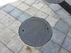 Hello Kitty 公园艺术井盖